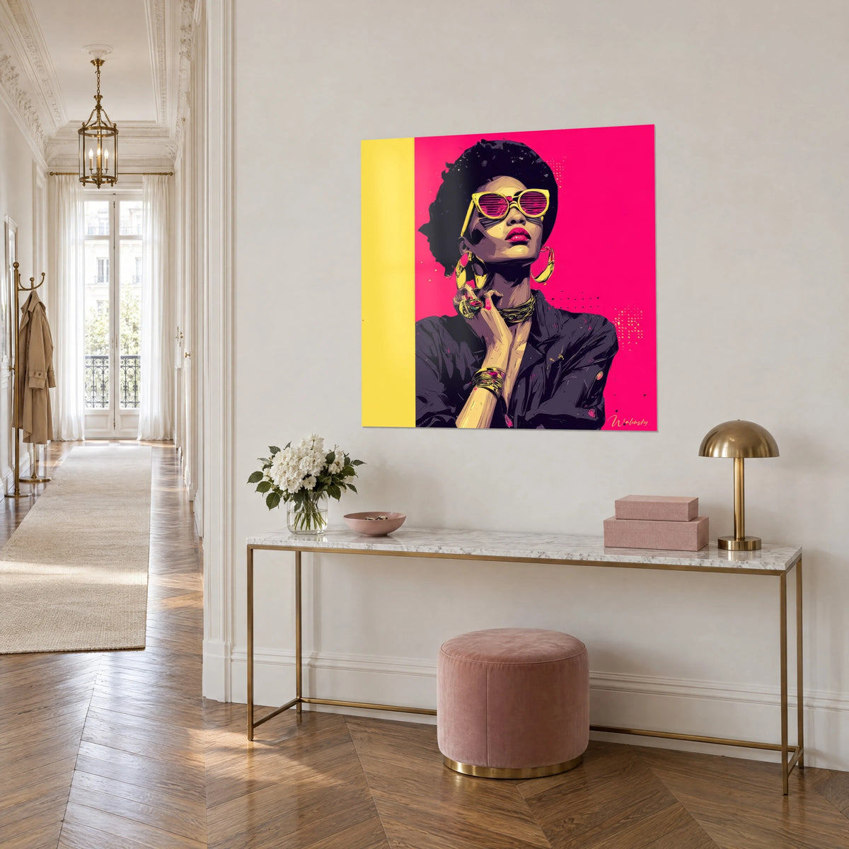 Obraz portretu pop art eleganckiej kobiety w czarnej marynarce, różowych ustach i złotym pierścionku, na mosiężnej konsoli, korytarz w stylu haussmannowskim