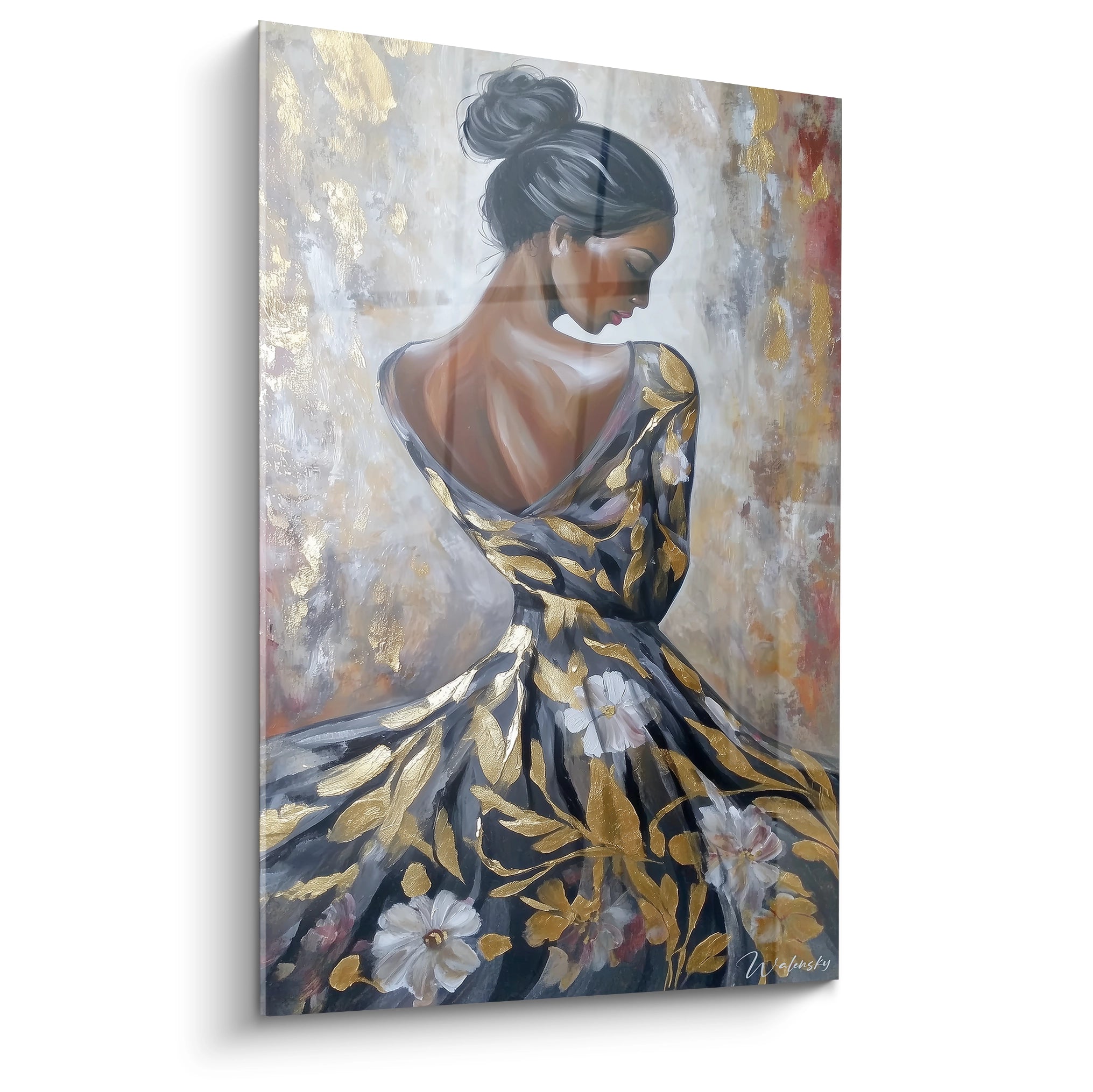 Tableau femme art floral avec une femme élégante en robe ornée de fleurs sur un fond doré