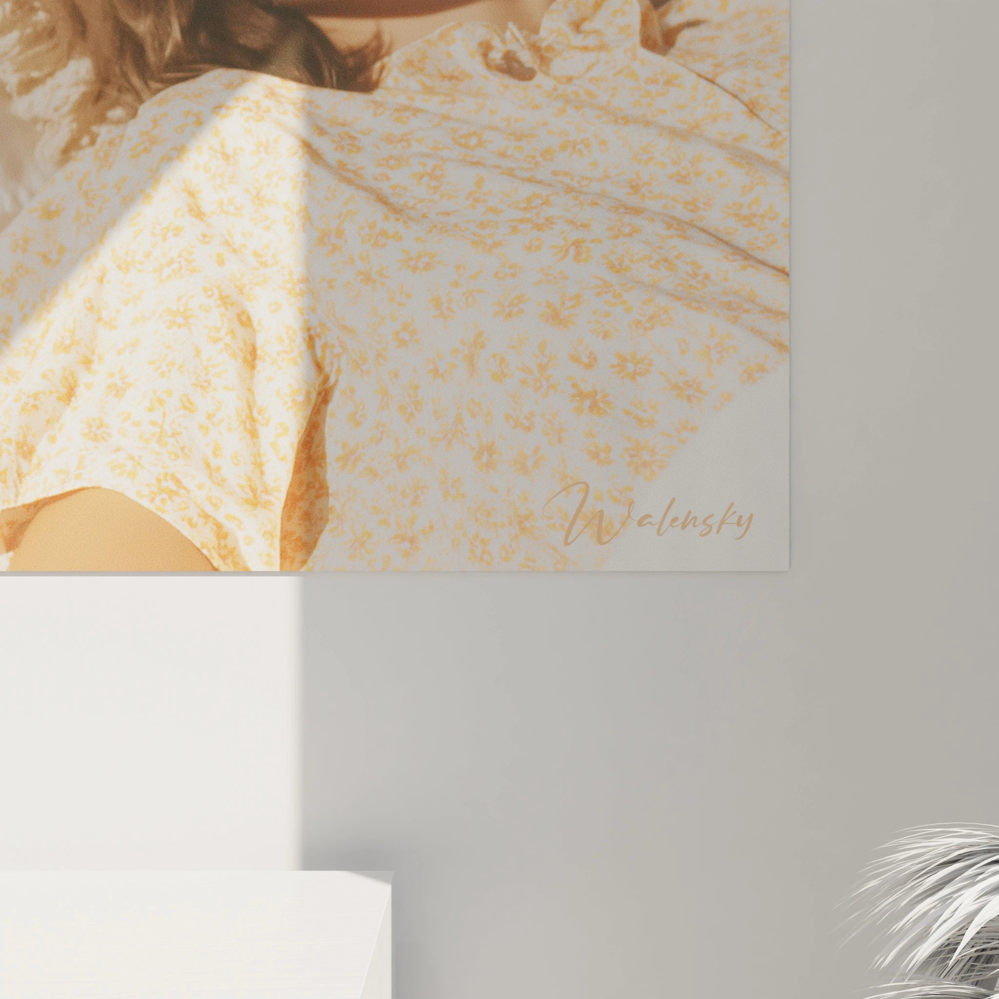 tableau femme au chapeau Walensky montrant un portrait partiel en robe jaune a fleurs sur mur gris
