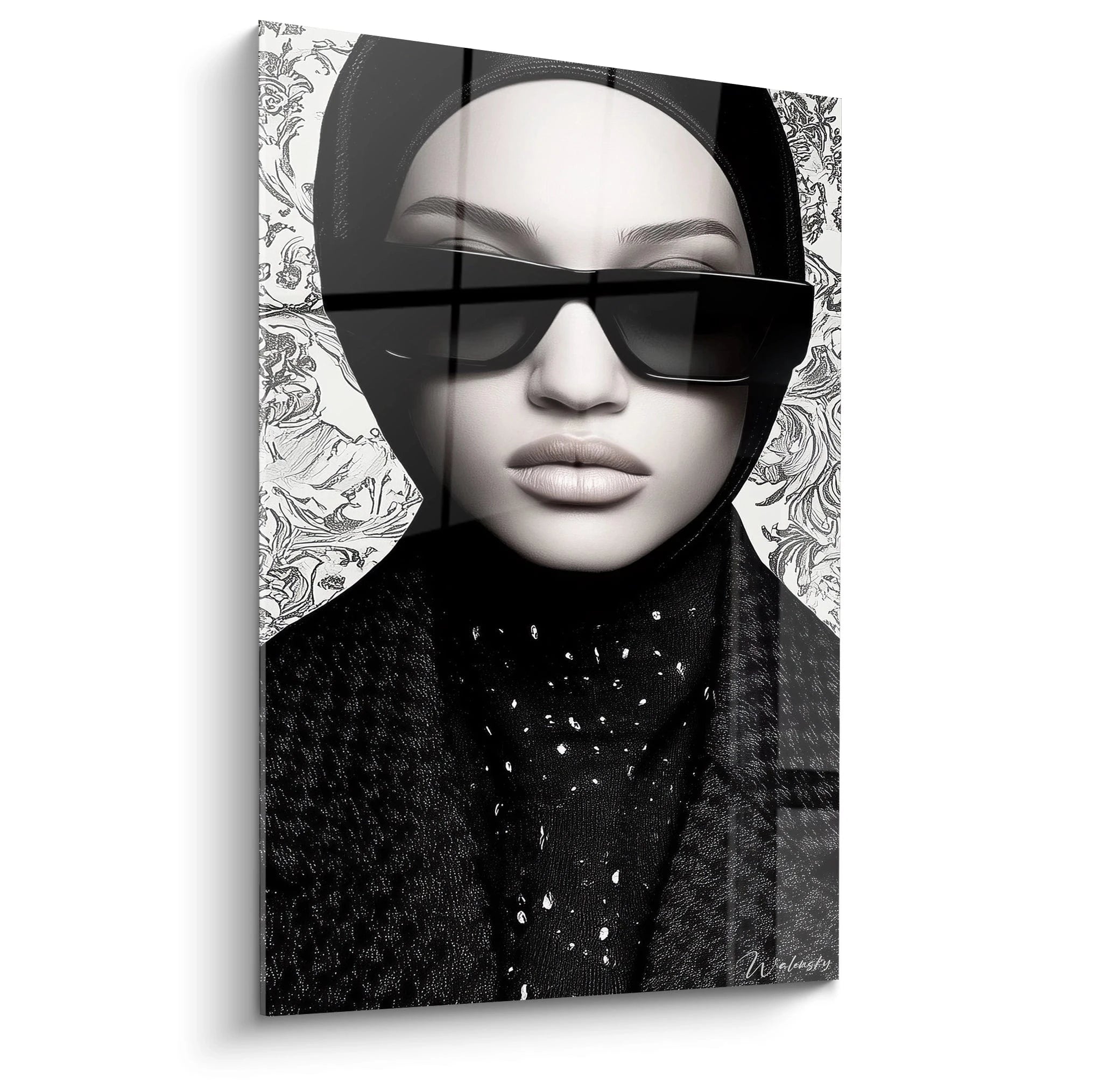 Tableau femme hijab noir et blanc avec lunettes de soleil et motifs floraux en arrière-plan