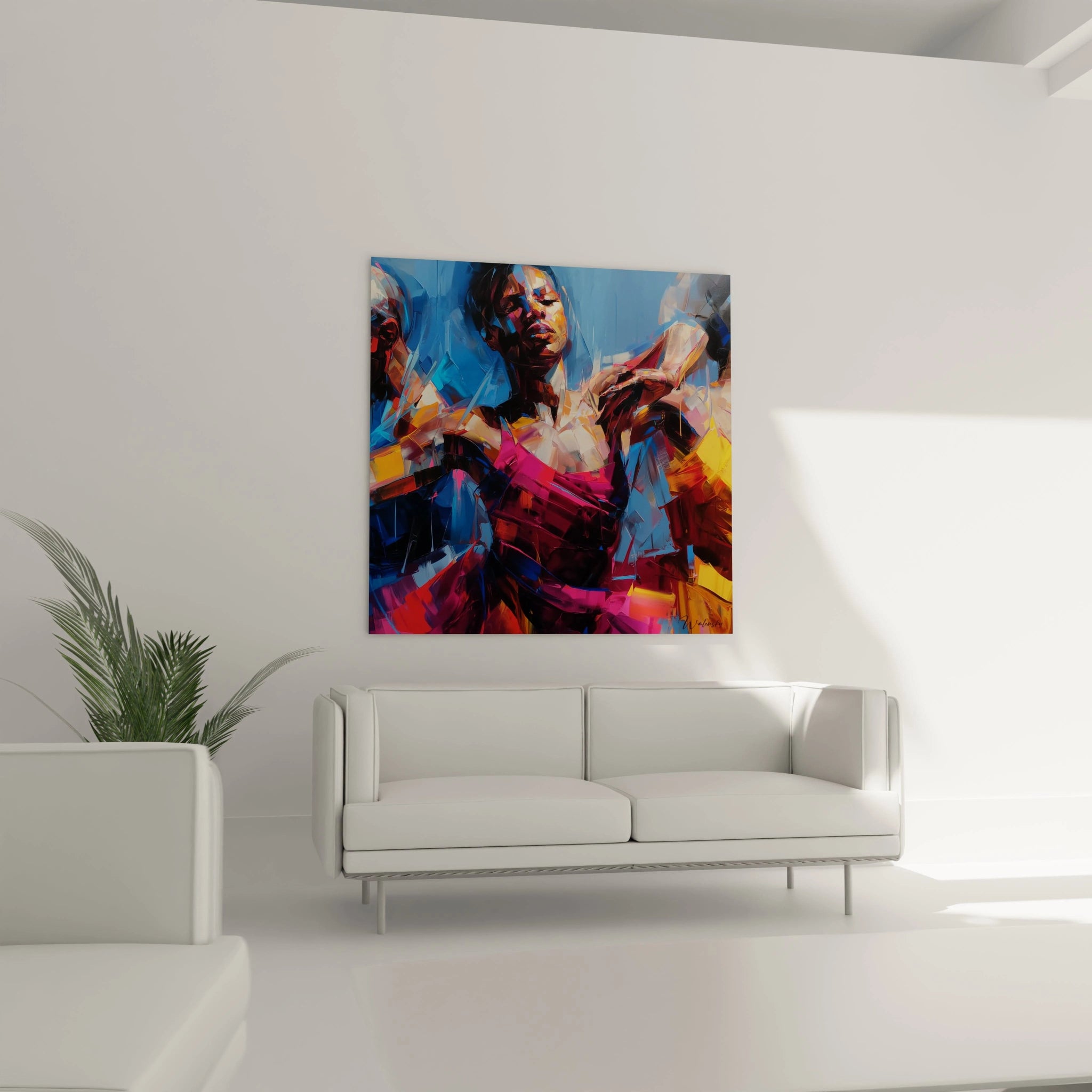 tableau femme danse africaine abstrait coloré Walensky accroché au dessus un canapé dans un salon moderne et lumineux