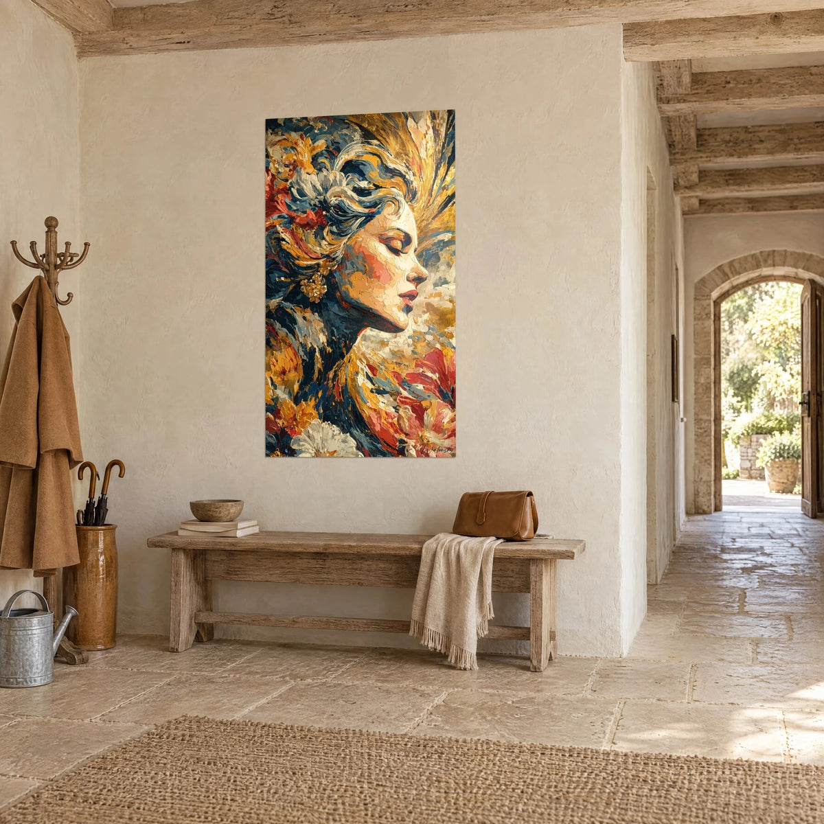 Tableau portrait baroque à la spatule, plumes dorées et fleurs rouges, mur de chaux beige et banc en bois, maison de pierre