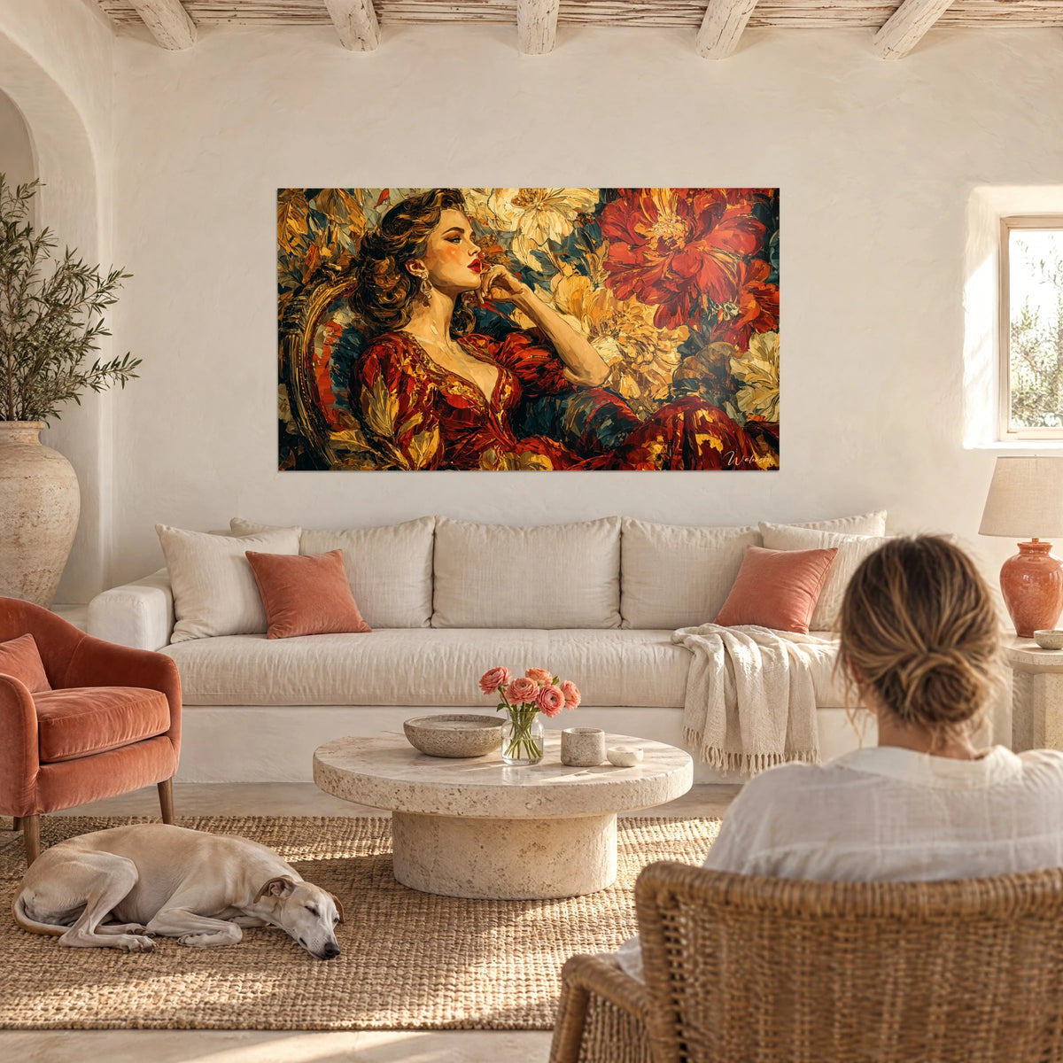 Cuadro retrato de mujer con labios rojos, vestido escarlata y flores ocres, encima de un sofá en un salón luminoso