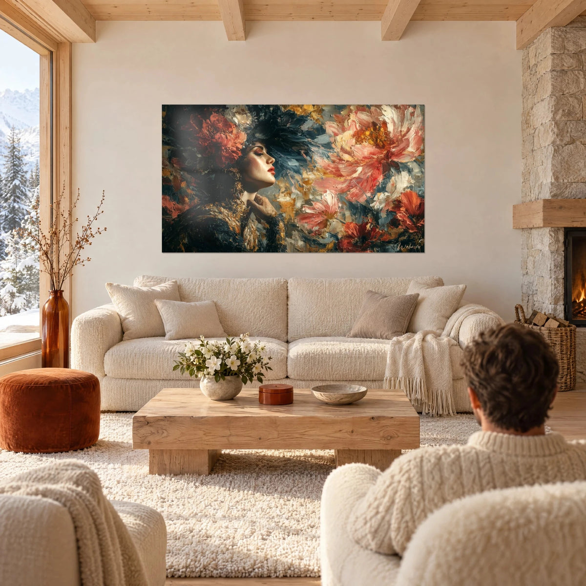 Quadro ritratto di donna di profilo con labbra rosse, peonie corallo e piume blu notte, sopra un divano in un soggiorno luminoso