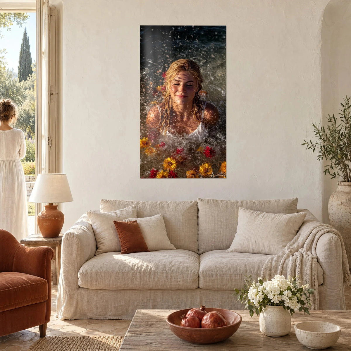 Gemälde einer lächelnden blonden Frau im Wasser, silbrige Spritzer, rote und gelbe Blumen, über einem Sofa in einem hellen Wohnzimmer