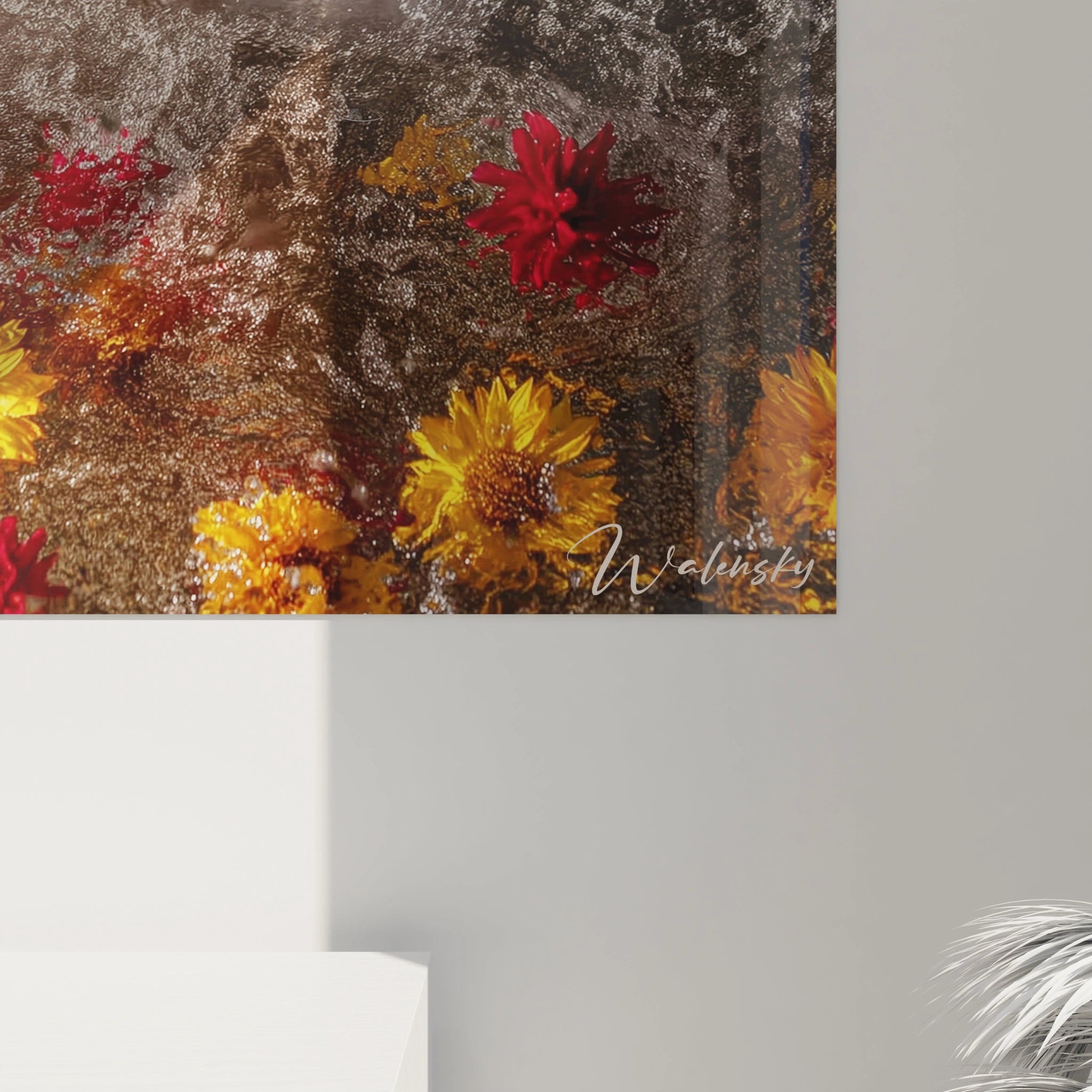 tableau femme moderne Walensky affichant fleurs rouges et jaunes sur texture metalique brillante coin de mur minimaliste