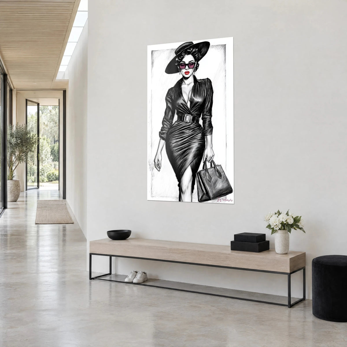 Quadro modella disegnata a inchiostro, abito guaina nero con cintura su sfondo bianco, borsa a mano squadrata, vista di tre quarti in un corridoio chiaro