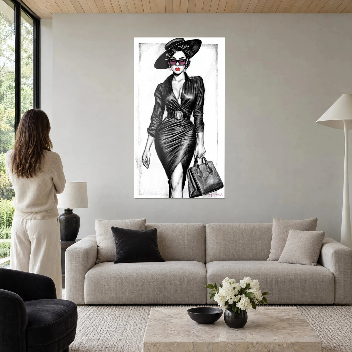 Quadro elegante donna con un grande cappello nero e occhiali viola, labbra rosse, abito in raso, donna di spalle, sopra un divano in un soggiorno luminoso