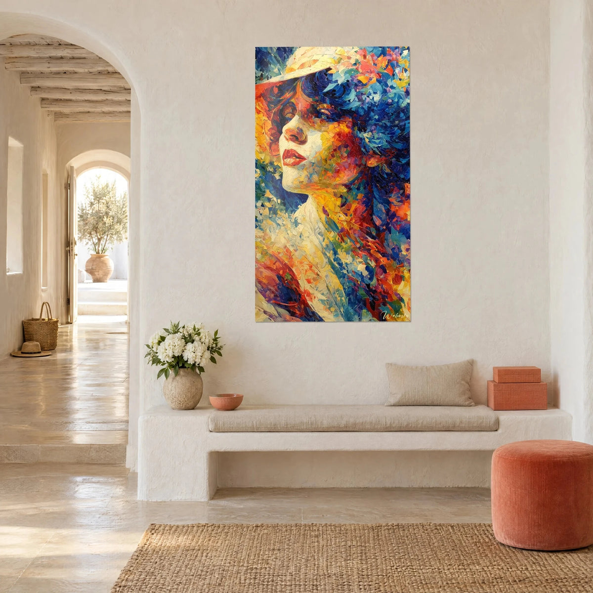 Tableau visage de profil aux lèvres rouges, cheveux bleu outremer en mosaïque de touches, mur blanc crépi, vue de trois-quarts