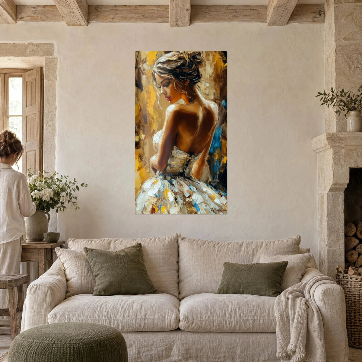 Tableau jeune femme de dos en robe de bal ivoire, fond jaune moutarde et bleu, au-dessus d'un canapé dans un salon lumineux