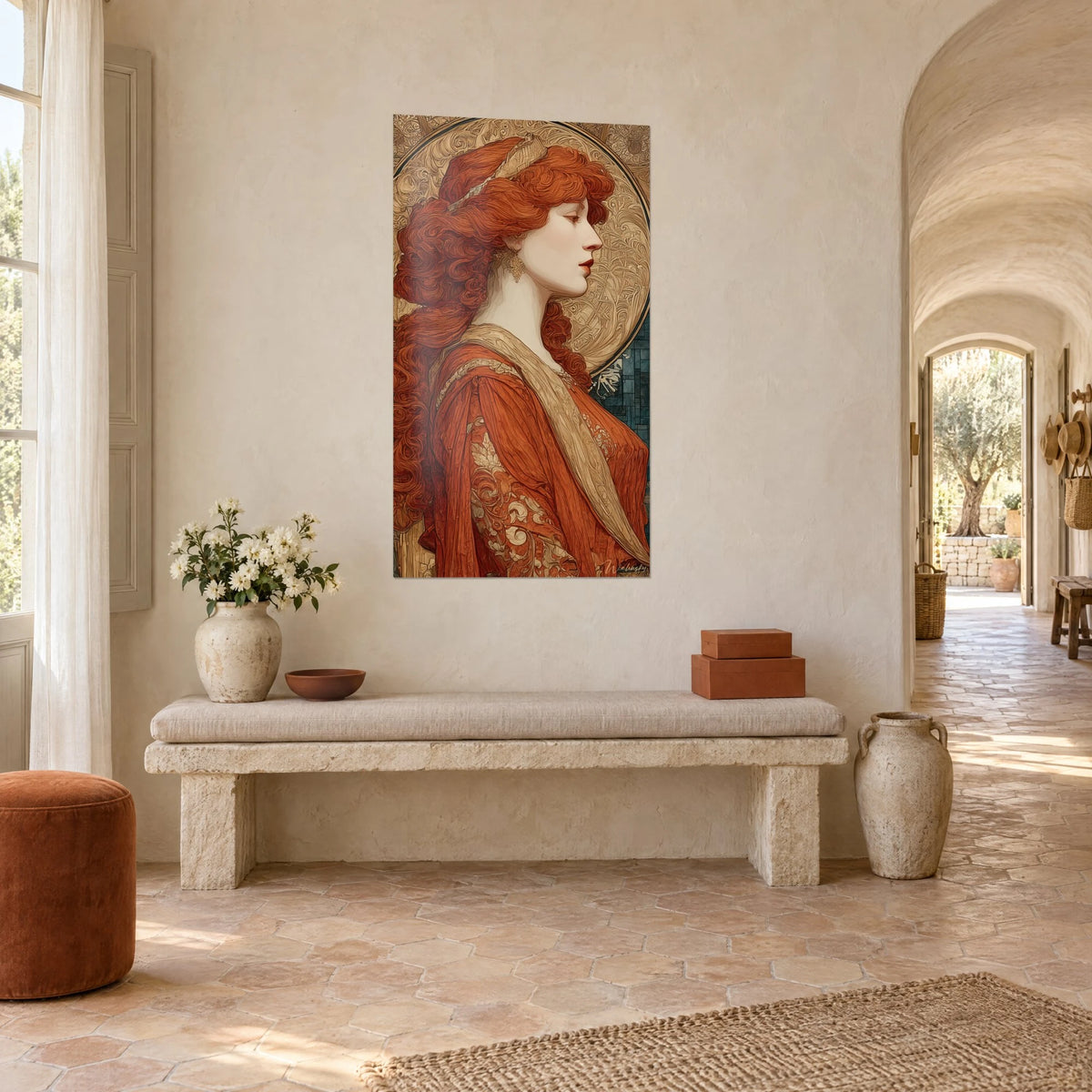 Tableau égérie Art nouveau à la crinière flamboyante, mosaïque bleu pétrole et or, accroché au fond d'un couloir voûté en pierre