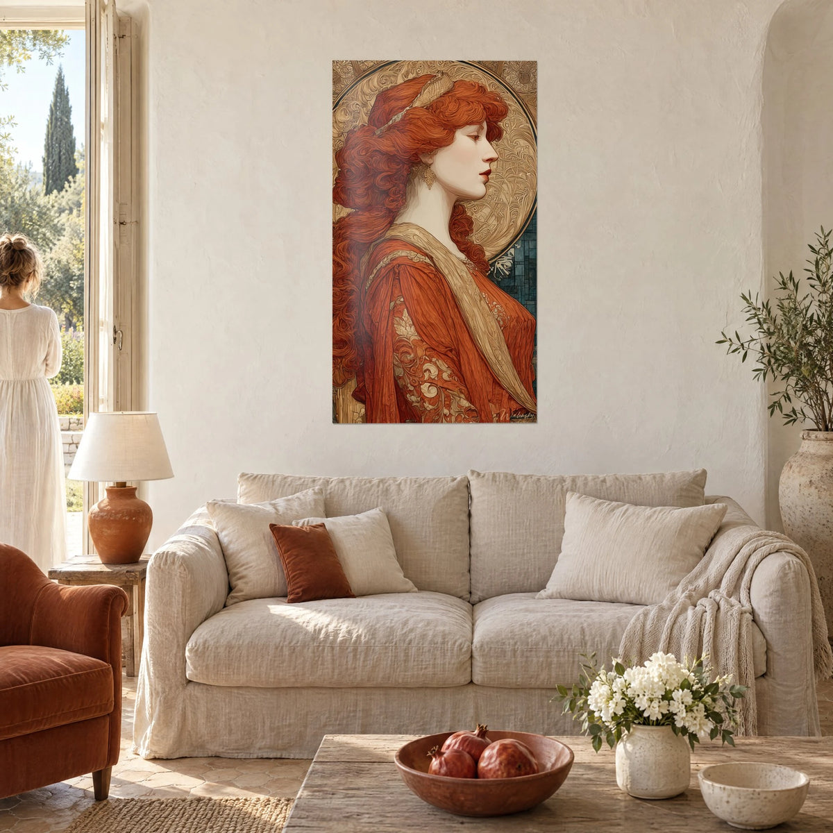 Tableau portrait de femme rousse de profil, boucles cuivrées et robe terracotta, halo doré, au-dessus d'un canapé dans un salon lumineux