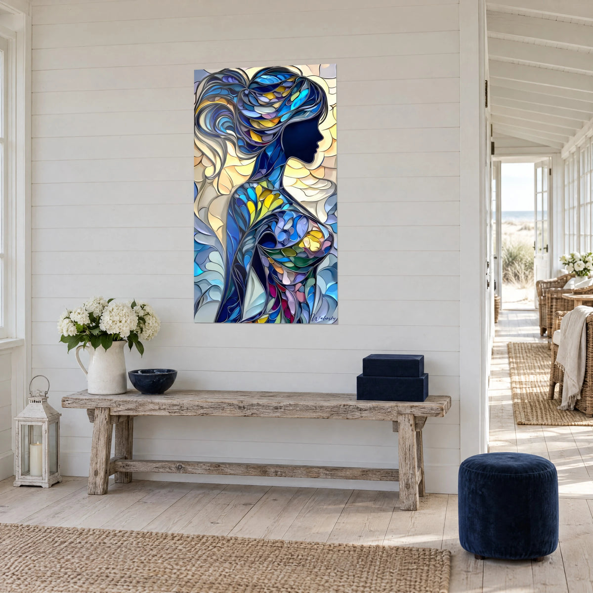 Schilderij modern glas-in-loodportret in profiel, marineblauwe en gouden glansen, witte lambrisering, houten bank, strandhuis