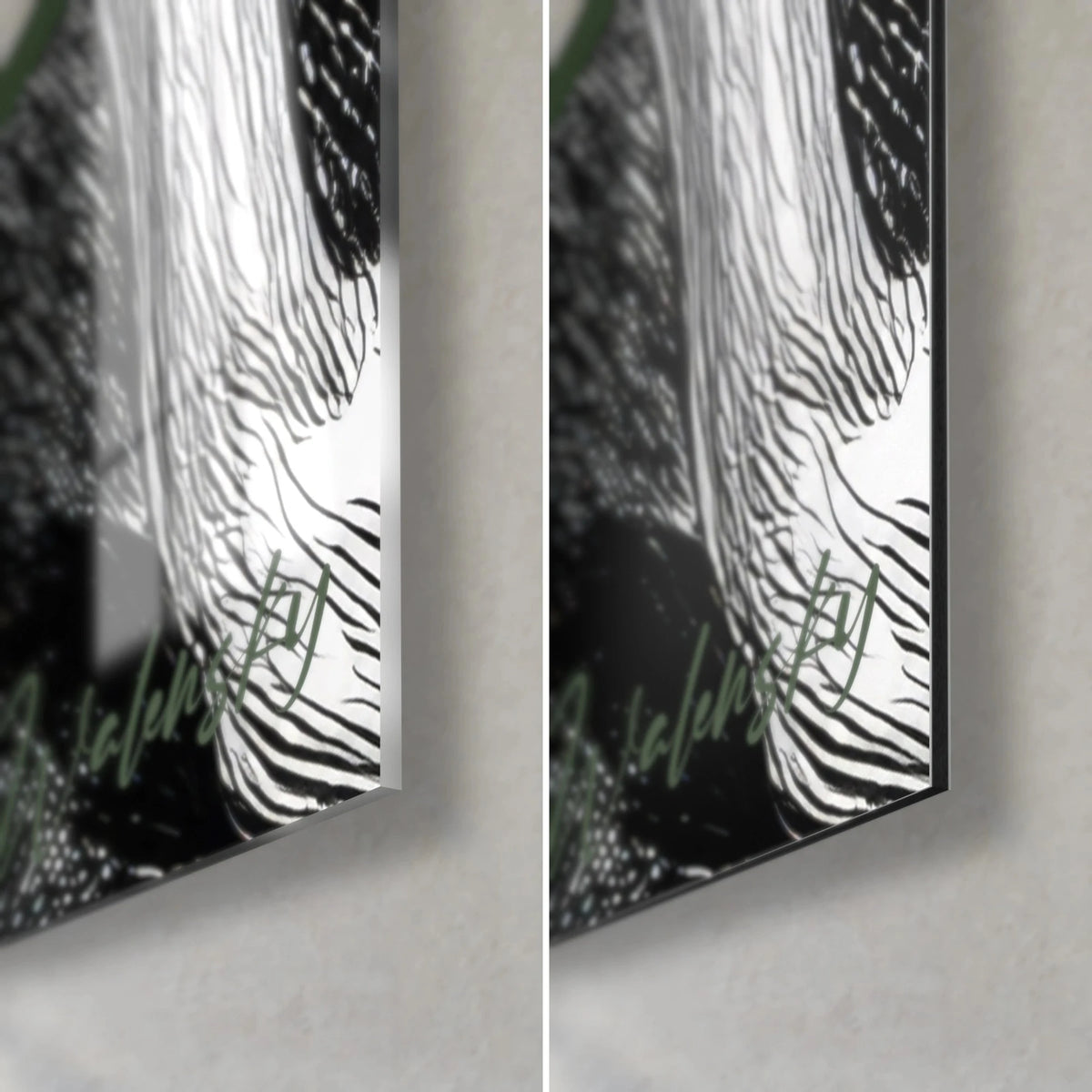 Tableau femme en chemisier croisé hachuré, coin bas droit : verre acrylique brillant à gauche, alu Dibond noir mat à droite, tranche de 3 mm