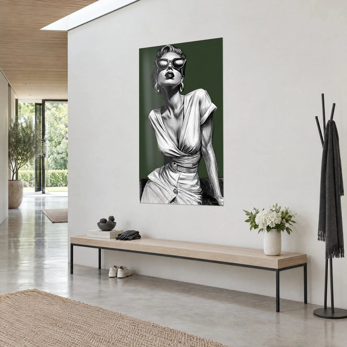 Tableau portrait de mode au trait de plume, lèvres sombres et chemisier drapé blanc, fond vert forêt, vu de trois-quarts sur un mur clair