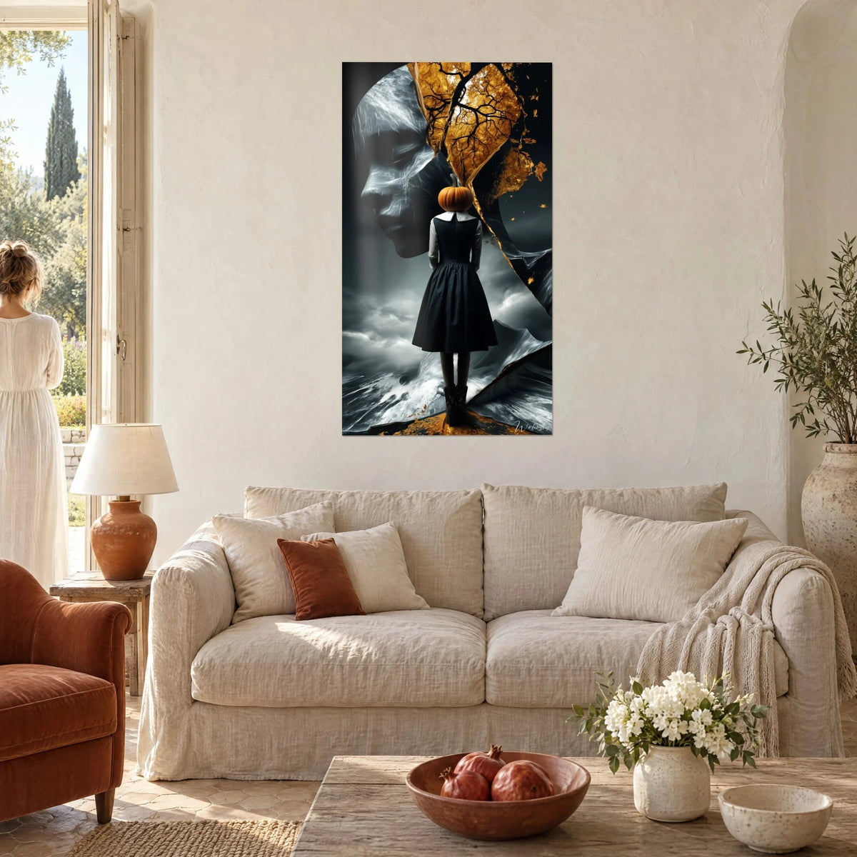 Tableau jeune femme à tête de citrouille orange, robe noire, fissures dorées sur ciel gris, au-dessus d'un canapé dans un salon lumineux