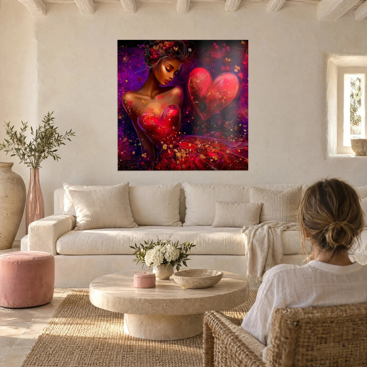 Cuadro joven de párpados cerrados y gran corazón rojo dorado, fondo violeta, encima de un sofá en un salón luminoso
