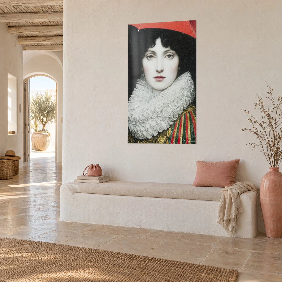 Quadro dama dagli occhi grigi e labbra rosate, gorgiera plissettata avorio, berretto scarlatto, parete color sabbia, vista di tre quarti, panca bianca