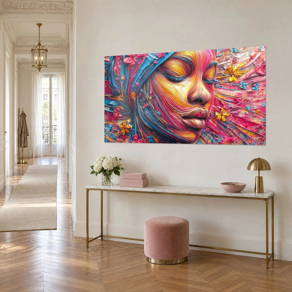 Tableau portrait africain aux coups de spatule rose et bleu, fleurs dorées autour du profil, sur une console dorée en trois-quarts