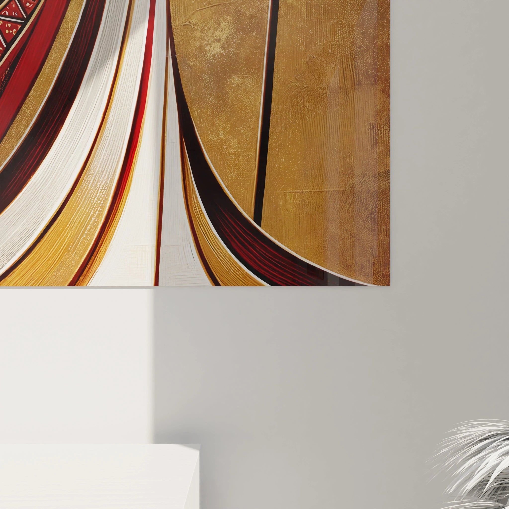 vue rapprochee tableau africain details raffinés coiffe ornee et robe complexe figure feminine africaine halo lumineux teintes or noir rouge style ornemental hommage traditions culturelles

