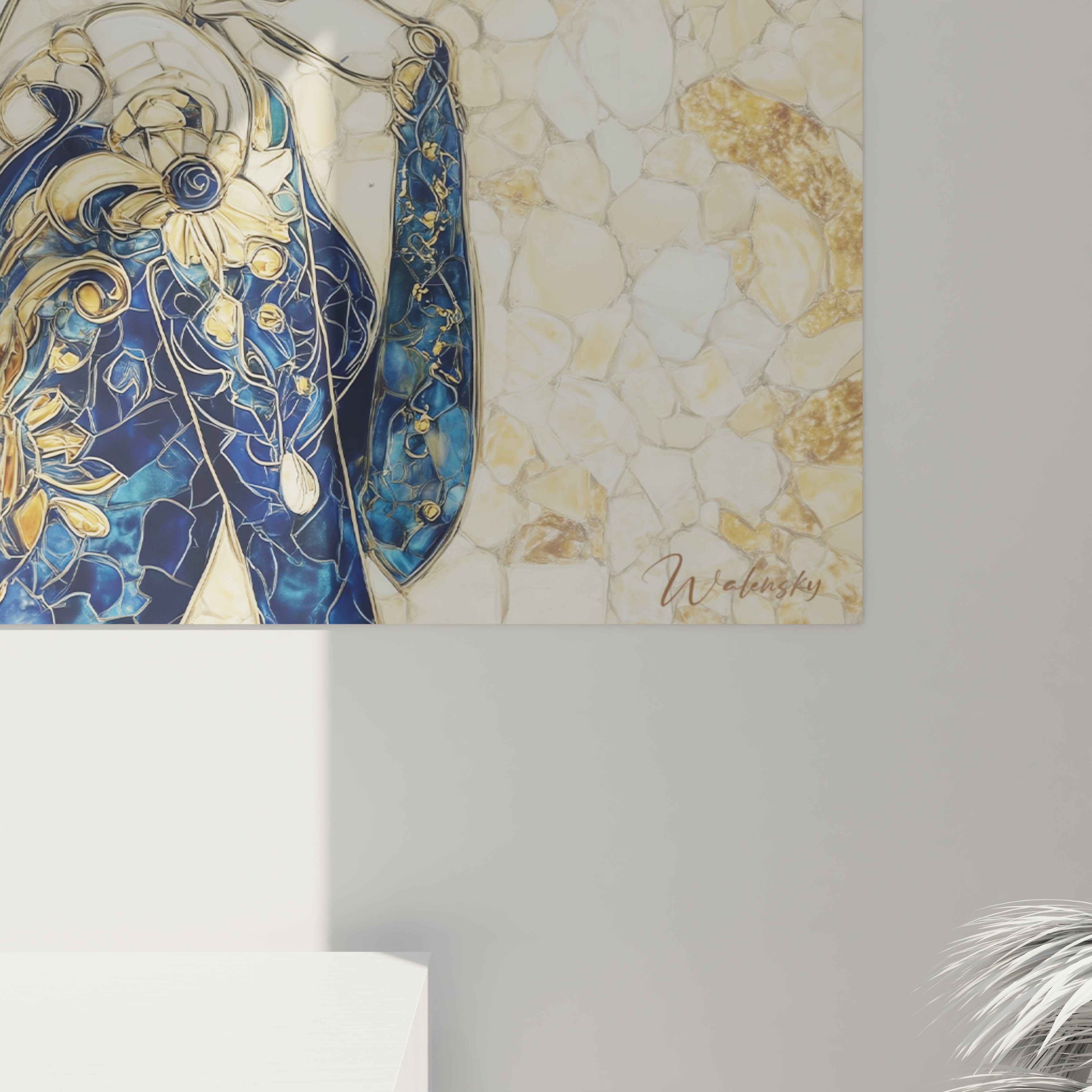 Tableau femme doré en art moderne avec des motifs floraux et des couleurs vives pour décoration intérieure