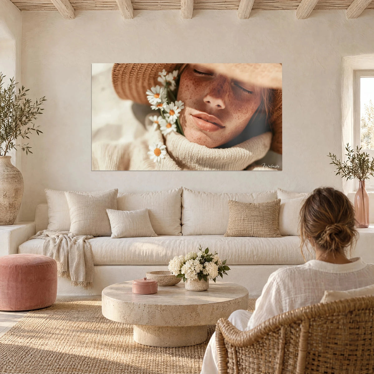 Gemälde Porträt in Nahaufnahme einer Frau mit Sommersprossen, weißen Gänseblümchen und beigem Strohhut, über einem Sofa in einem hellen Wohnzimmer