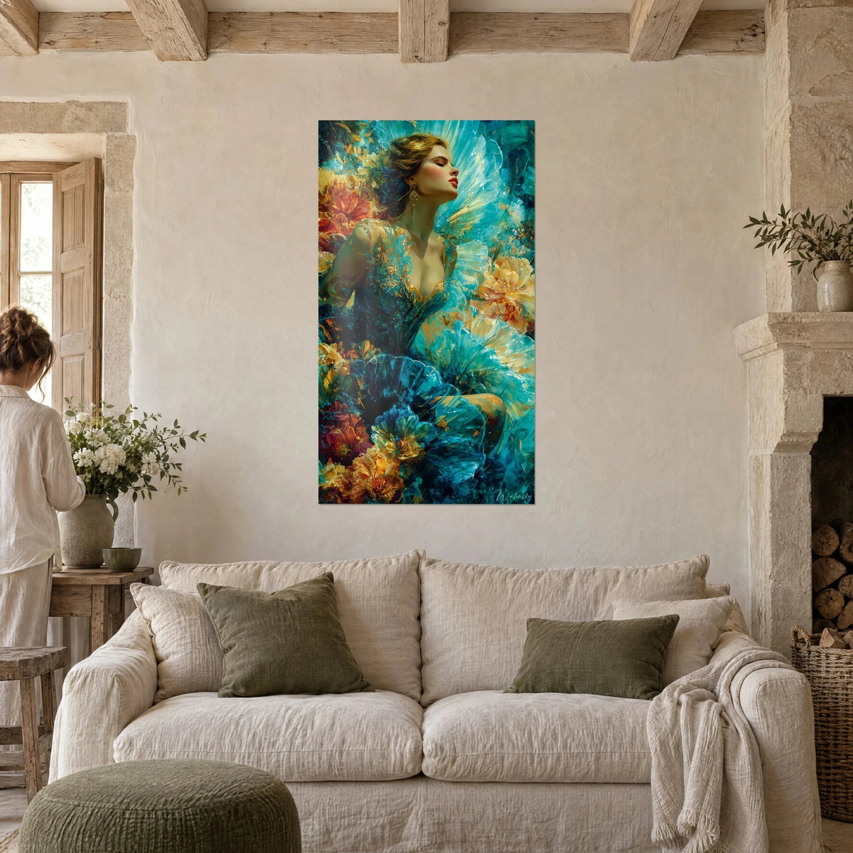 Tableau jeune femme aux lèvres rouges parmi pivoines orange et ailes turquoise, au-dessus d'un canapé dans un salon lumineux