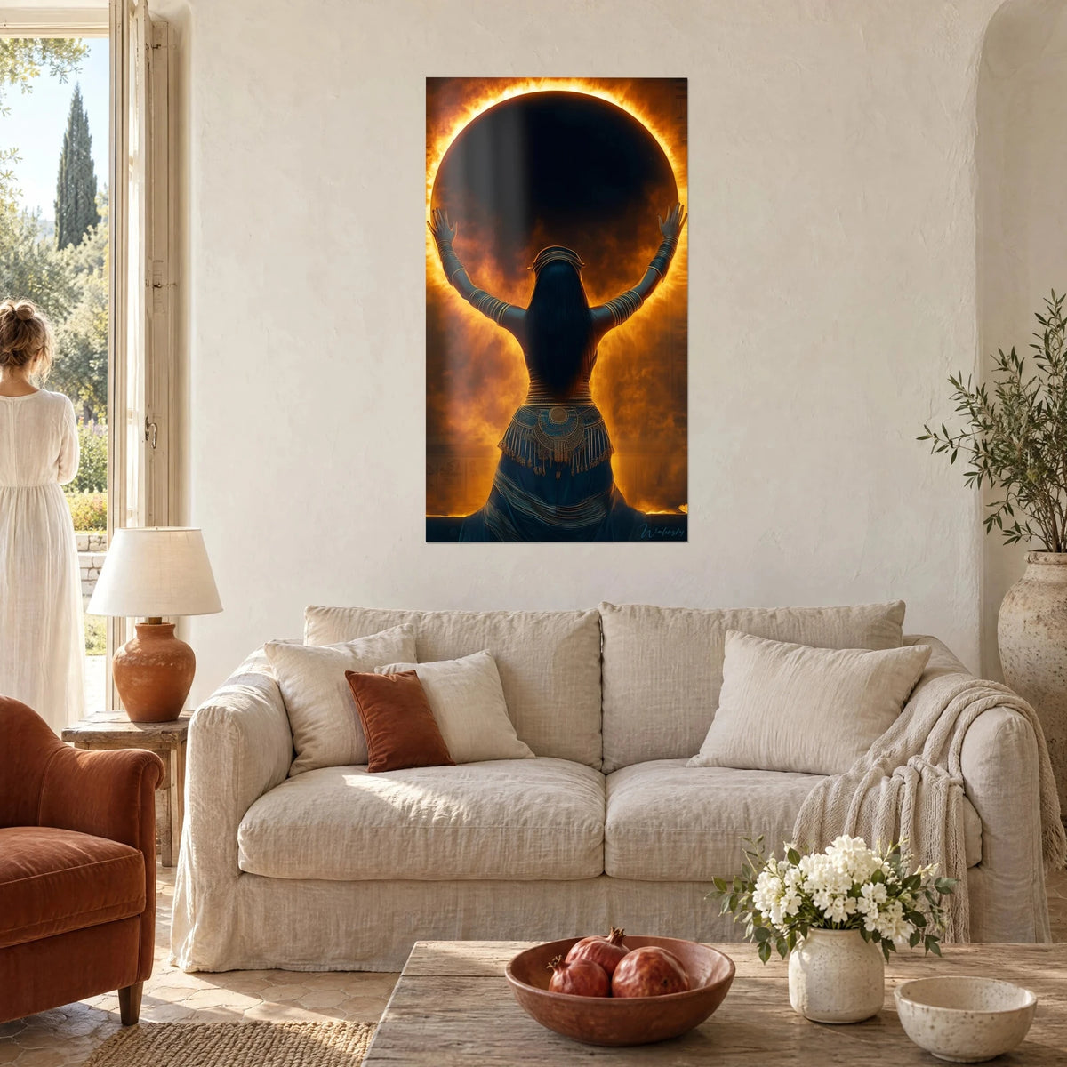 Gemälde Tänzerin im ägyptischen Stil von hinten, die Arme über einer schwarzen, von Gold und Orange umrandeten Sonnenfinsternis erhoben, über einem Sofa in einem hellen Wohnzimmer