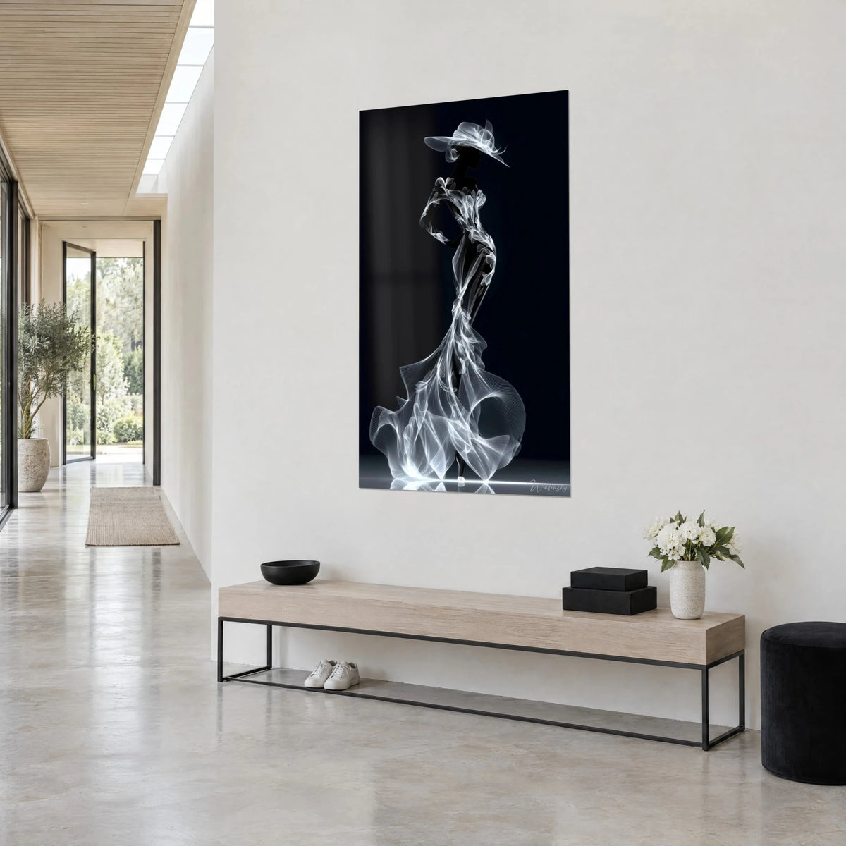 Tableau mannequin graphique au chapeau ciselé, traîne de dentelle de lumière blanche sur fond noir, couloir clair et banc en bois