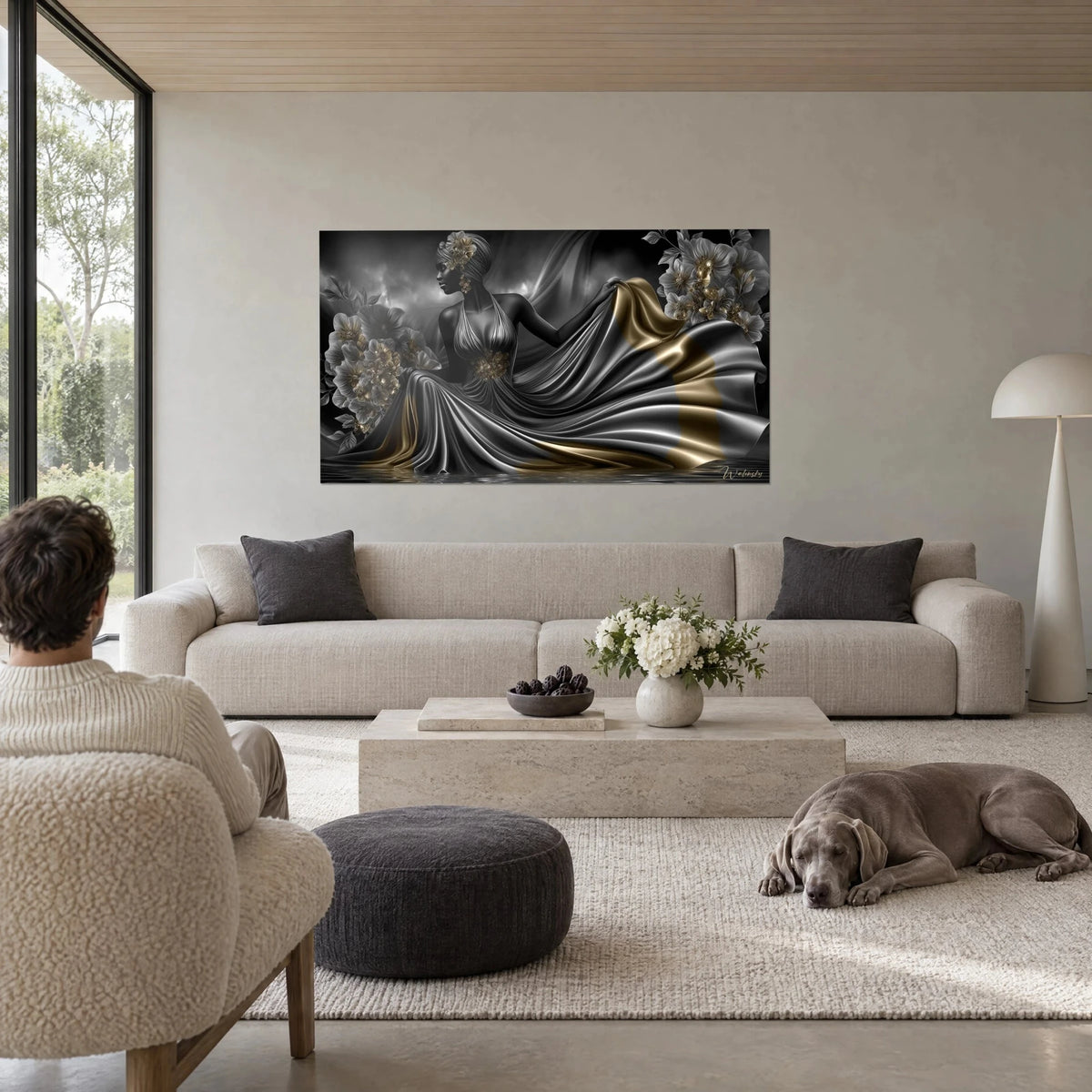 Schilderij elegante vrouw in een grijs en goudkleurig satijnen jurk, zilveren orchideeën op de achtergrond, boven een bank in een lichte woonkamer