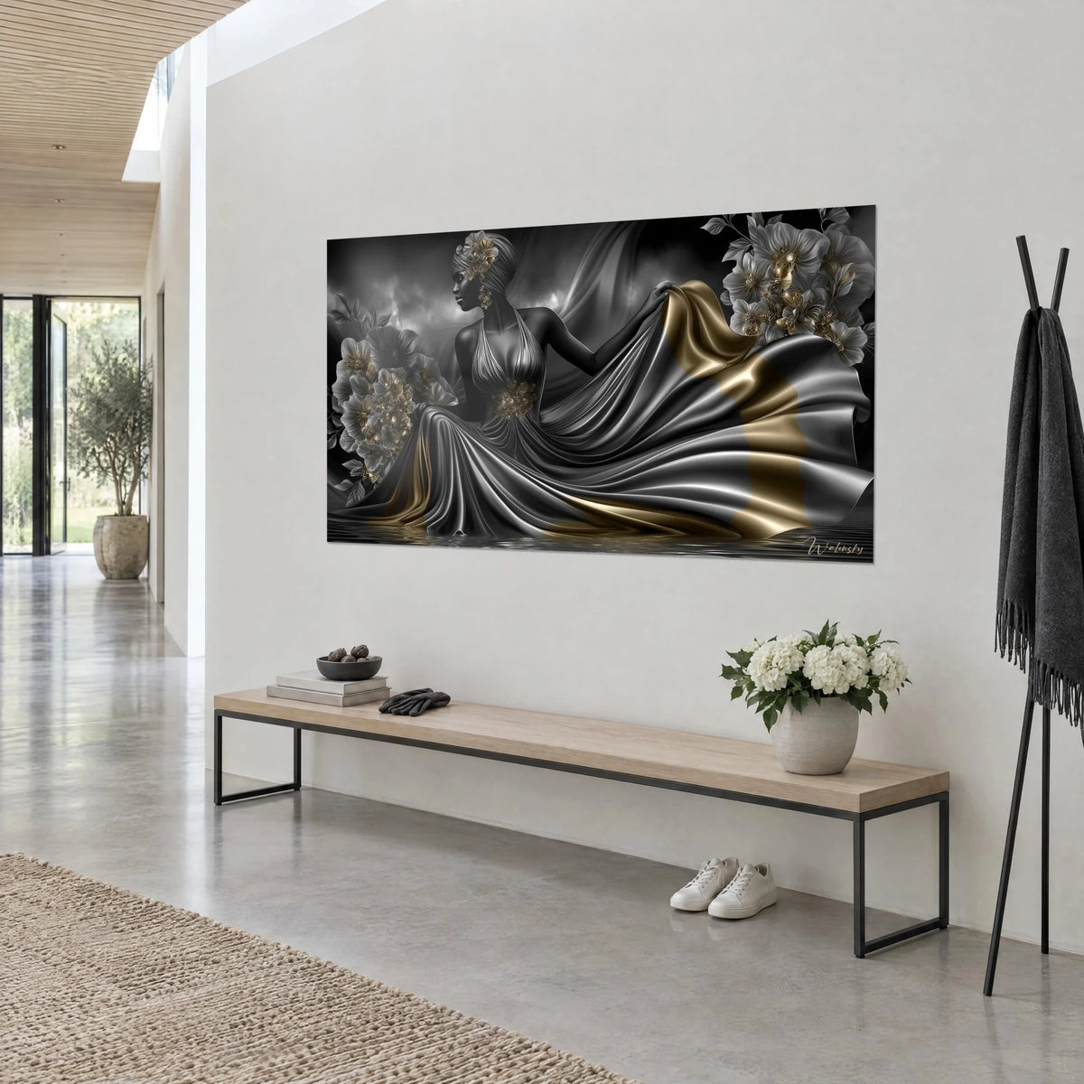 Schilderij zilverkleurige en gouden zijden drapering in een waterval, profiel van een vrouw met een bloemen tulband, witte muur, houten bank