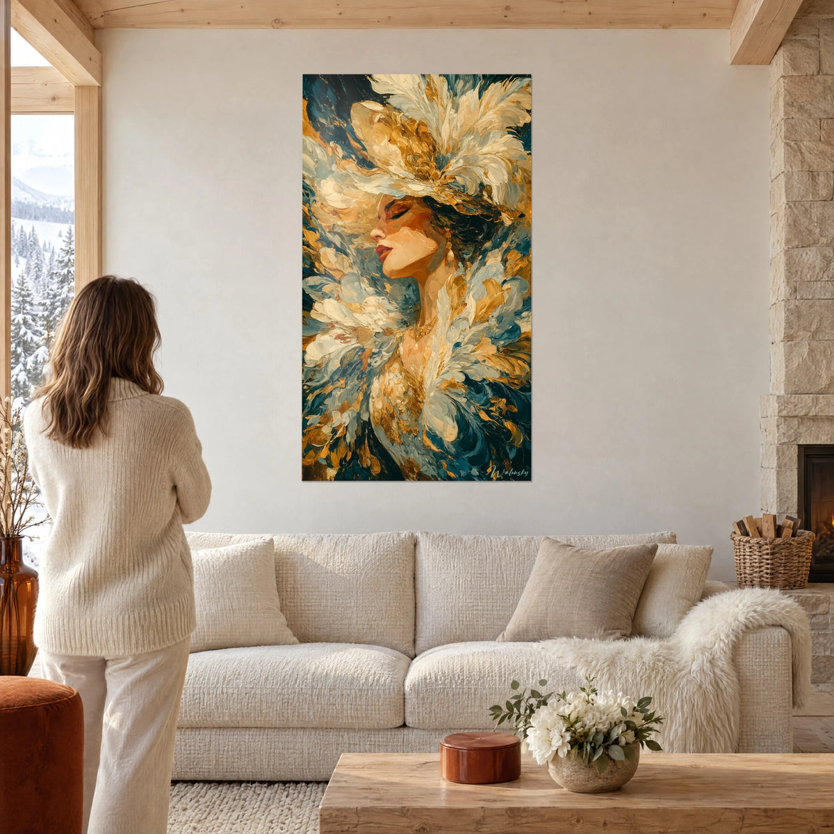 Cuadro elegante mujer con sombrero de plumas marfil y oro, ojos cerrados, sobre un sofá en un salón luminoso