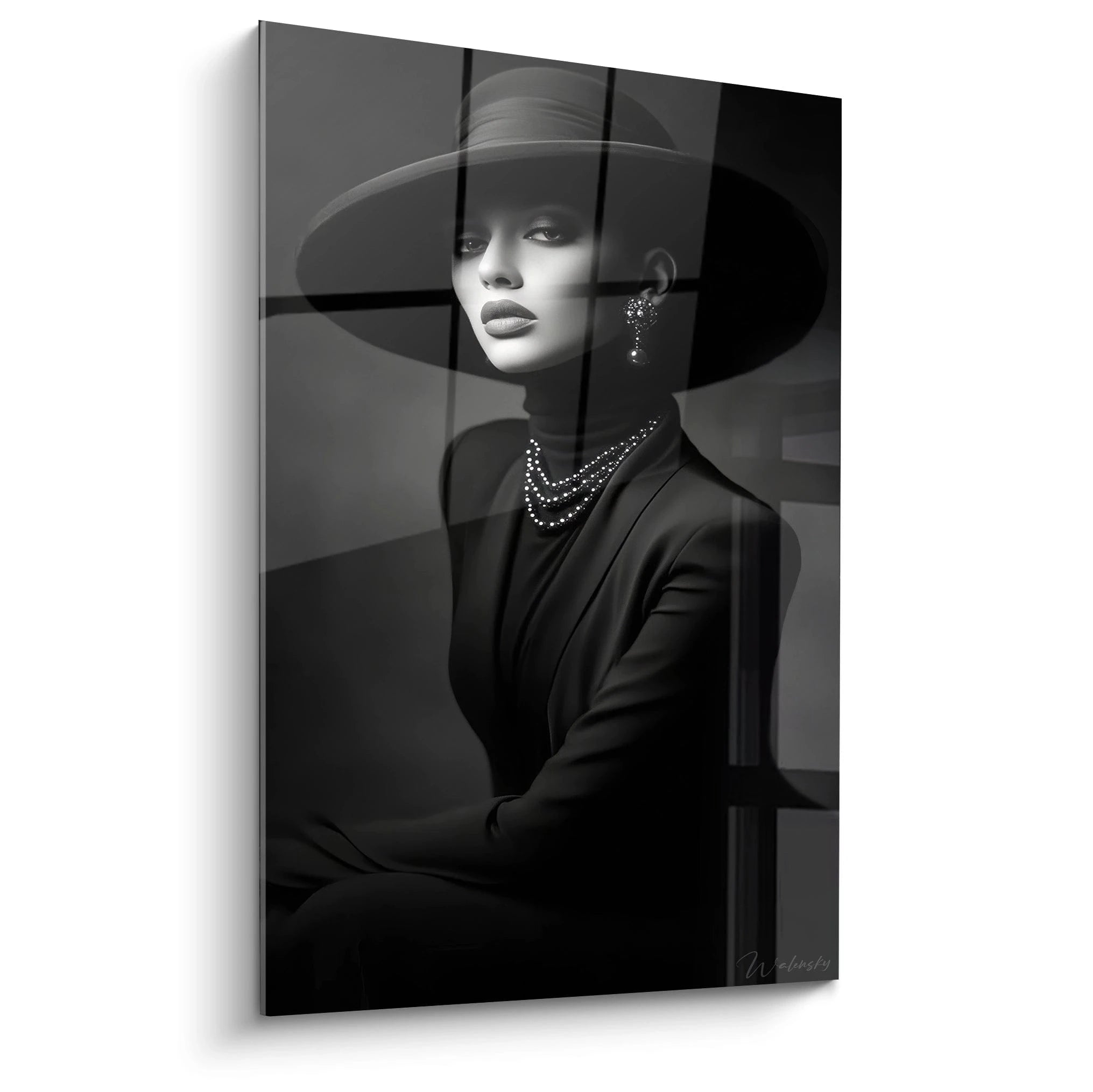 Tableau femme élégante en noir et blanc avec un chapeau et des perles sur fond minimaliste
