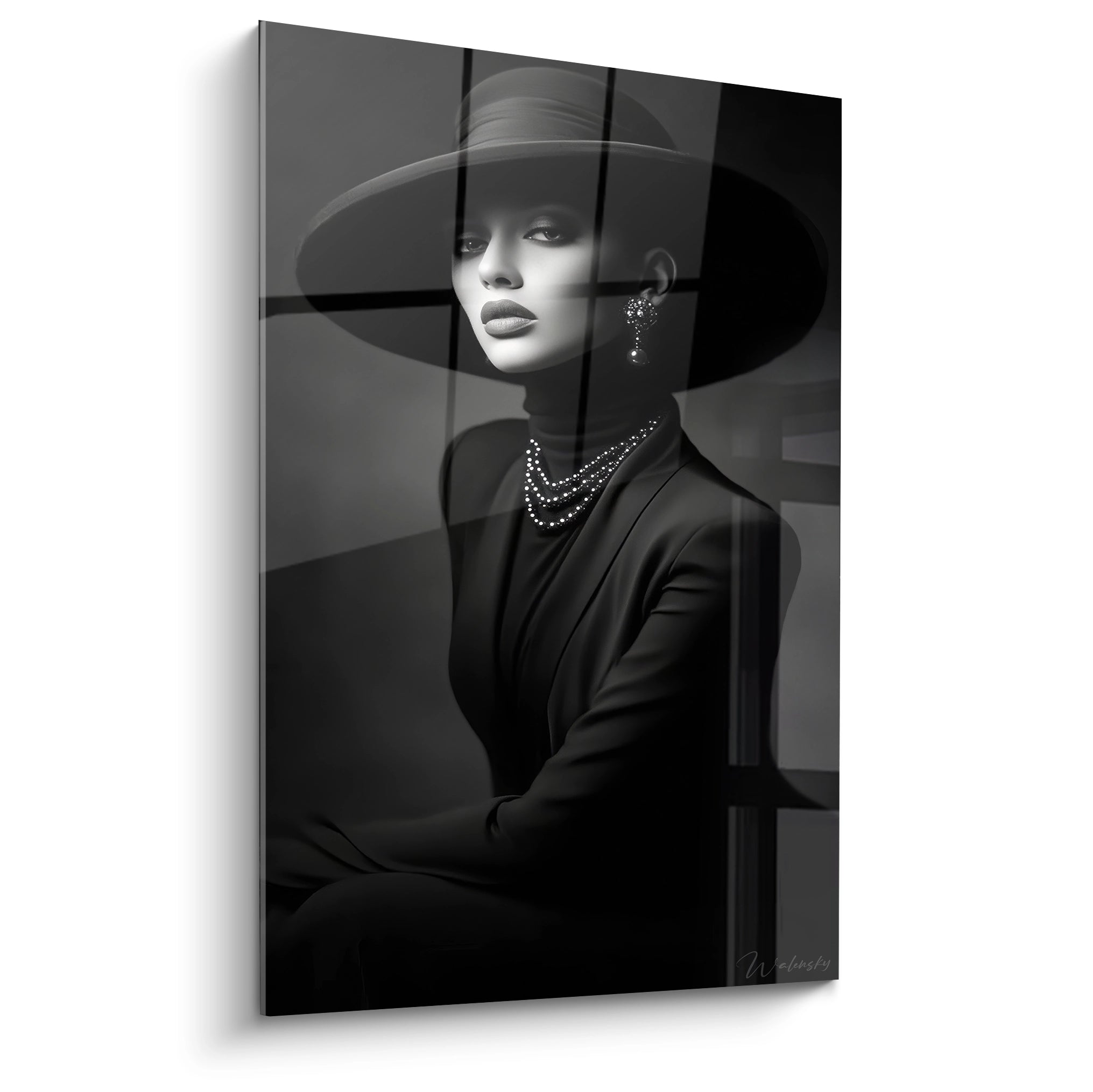 Tableau femme élégante en noir et blanc avec un chapeau et des perles sur fond minimaliste