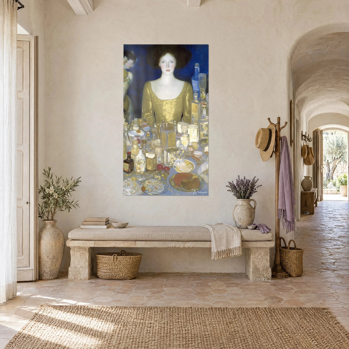 Quadro ritratto simbolista, capelli castani e corpetto dorato, tavolo carico di caraffe ambrate, casale provenzale di tre quarti