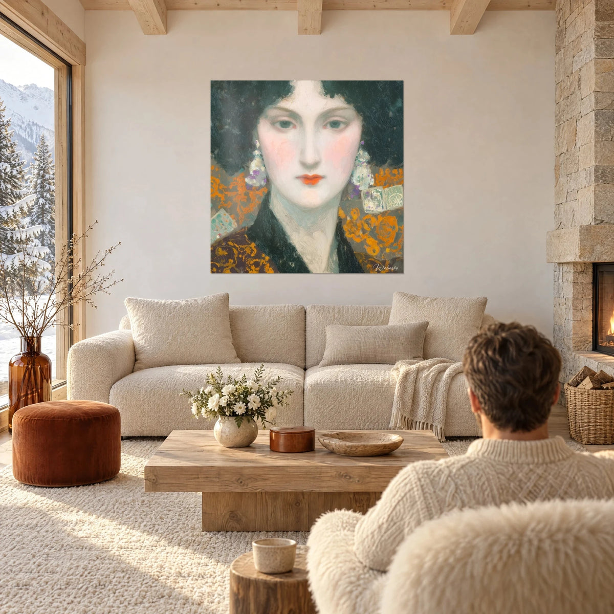 Gemälde Frauenporträt mit orangefarbenen Lippen und schwarzen Locken, Ocker und Tannengrün, über einem Sofa in einem lichtdurchfluteten Wohnzimmer