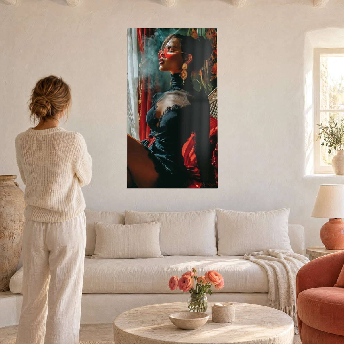 Πίνακας femme fatale με μαύρο φόρεμα από δαντέλα, κόκκινα γυαλιά και χρυσές μπούκλες, πάνω από έναν καναπέ σε ένα φωτεινό σαλόνι