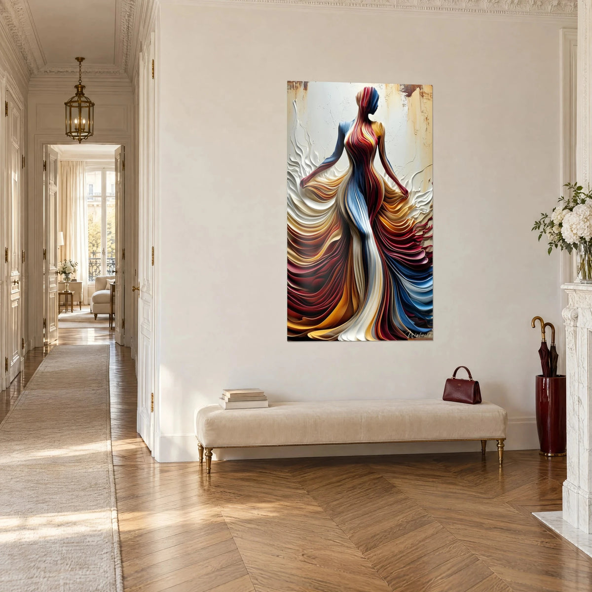 Tableau danseuse sculptée en strates pourpres et dorées sur fond crème patiné, couloir haussmannien, banquette beige