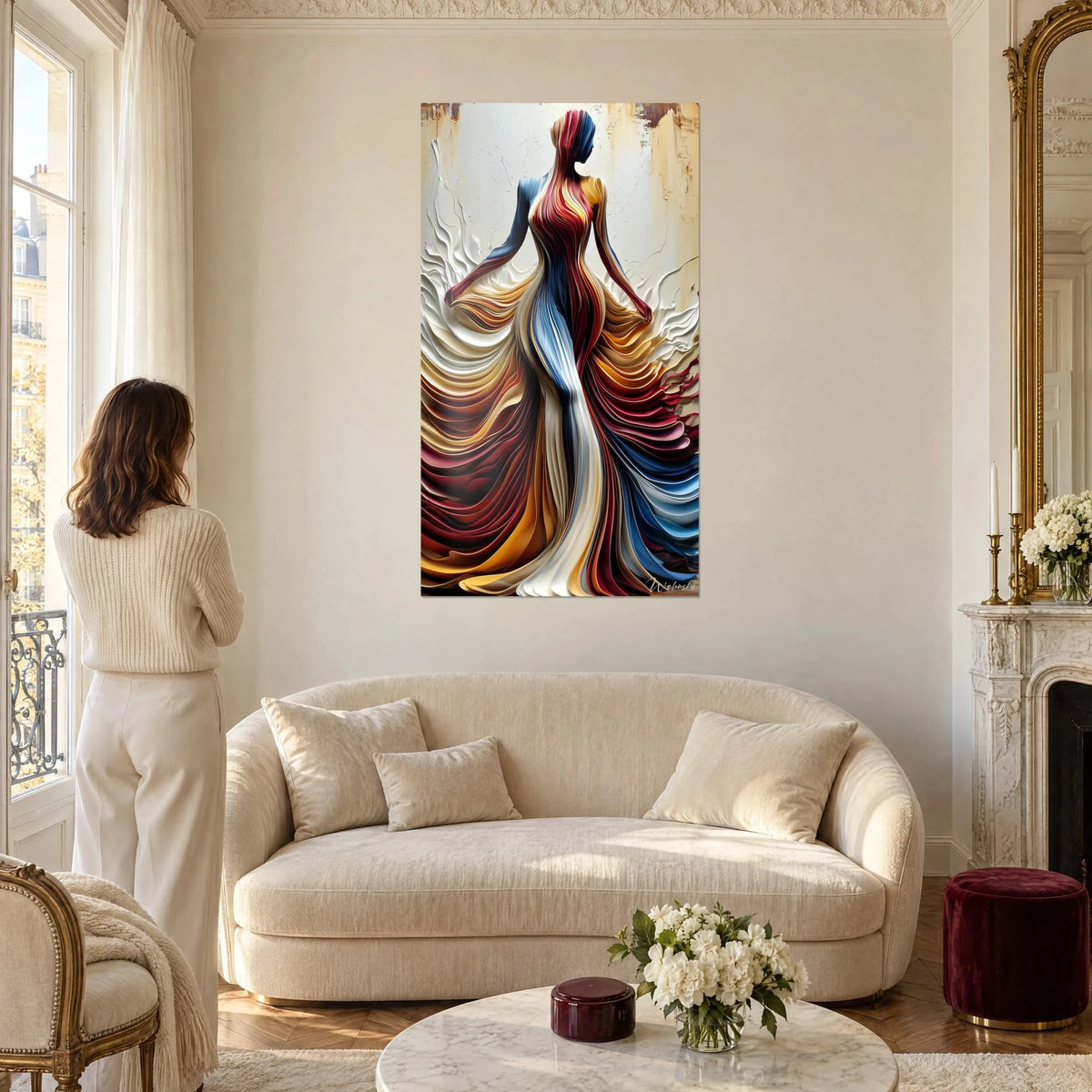 Tableau silhouette féminine en robe de lamelles carmin, ocre et bleu nuit, jupe en vagues, au-dessus d'un canapé dans un salon lumineux