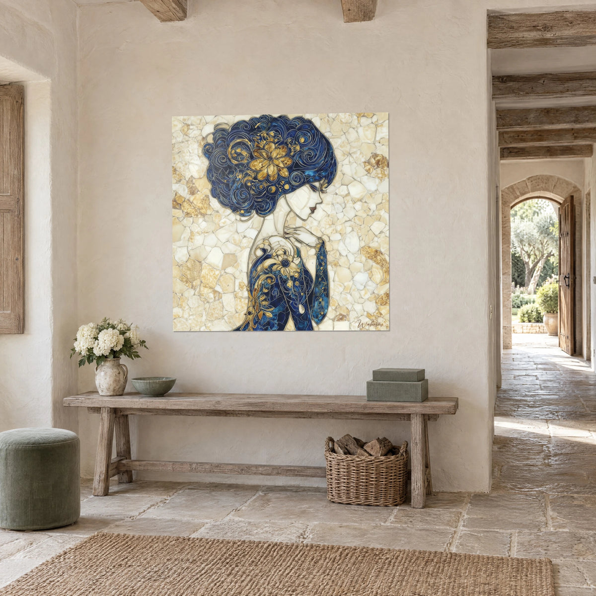Tableau muse aux boucles indigo et or, robe fleurie sur fond de pierres crème, entrée d'une maison de campagne en pierre