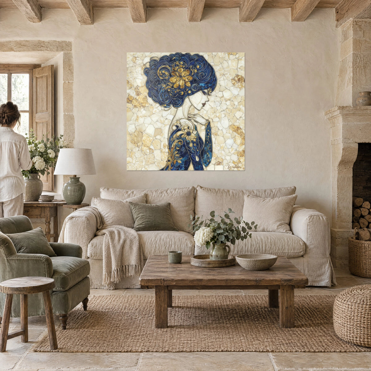 Tableau profil féminin à la chevelure bleu nuit et fleur dorée, mosaïque ivoire, au-dessus d'un canapé dans un salon lumineux