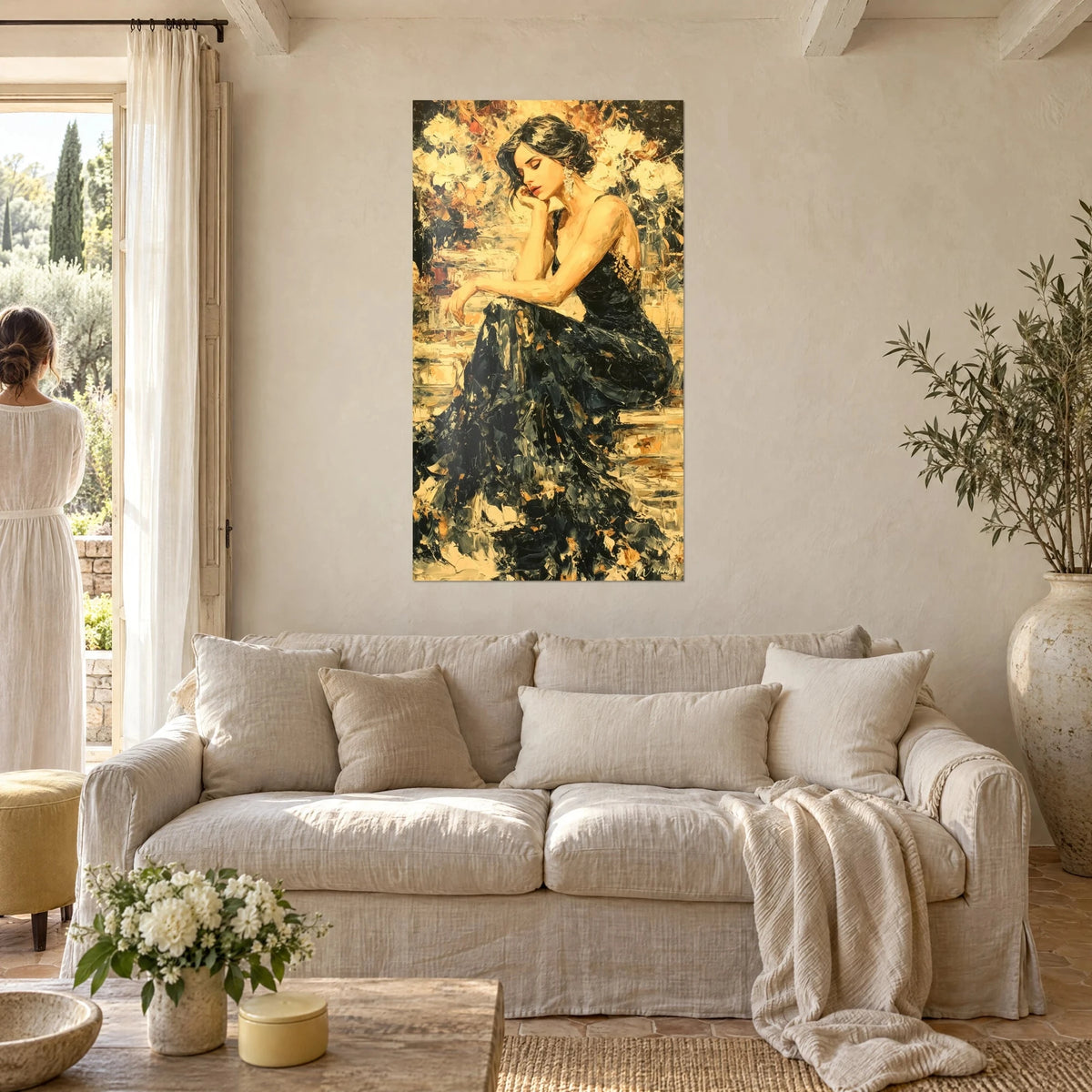 Gemälde einer nachdenklichen Frau in schwarzem, goldenem Pailletten-Kleid, Wange an der Hand, über einem Sofa in einem hellen Wohnzimmer