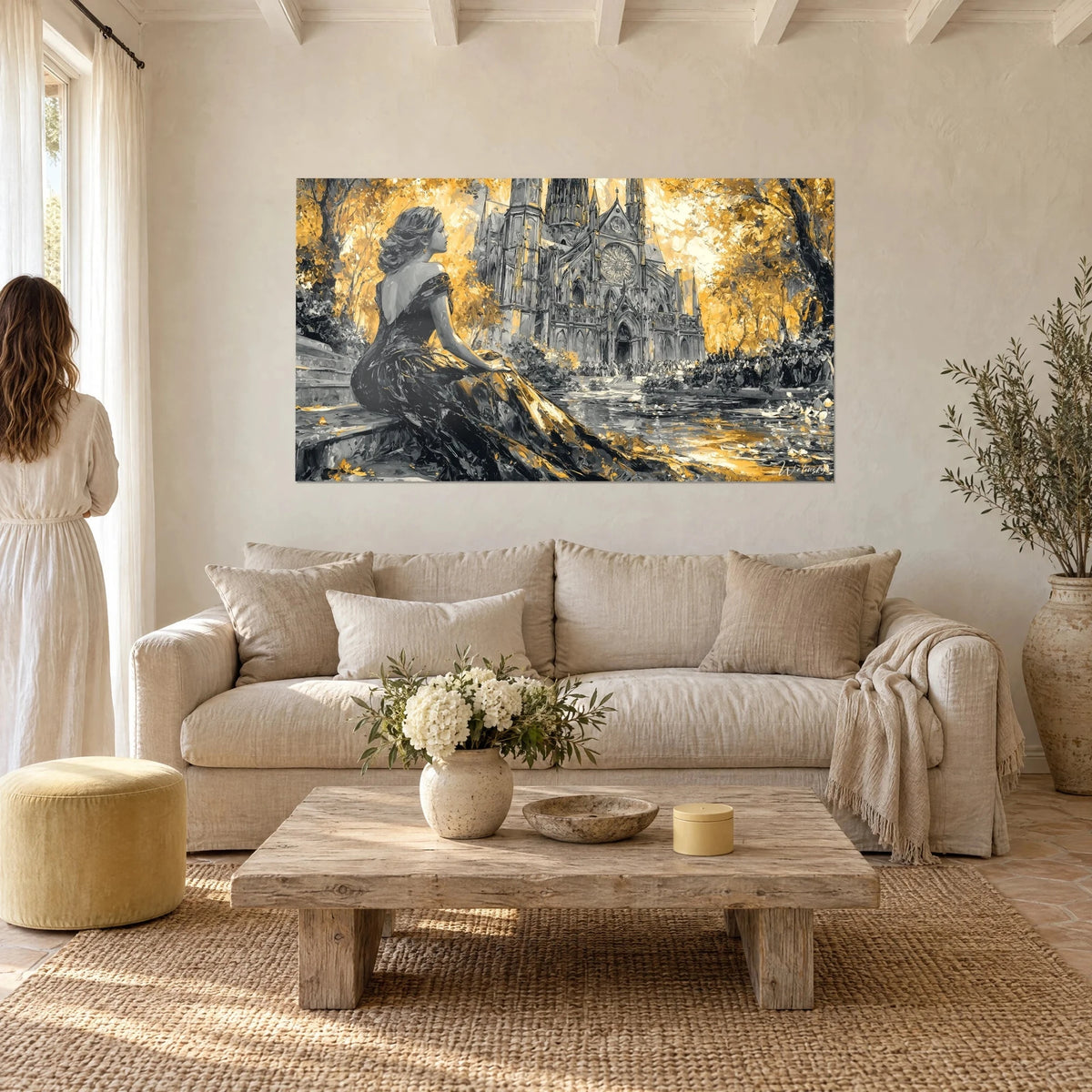 Gemälde junge Frau im schwarzen Kleid vor einer gotischen Kathedrale, goldenes und graues Laub, über einem Sofa in einem hellen Wohnzimmer