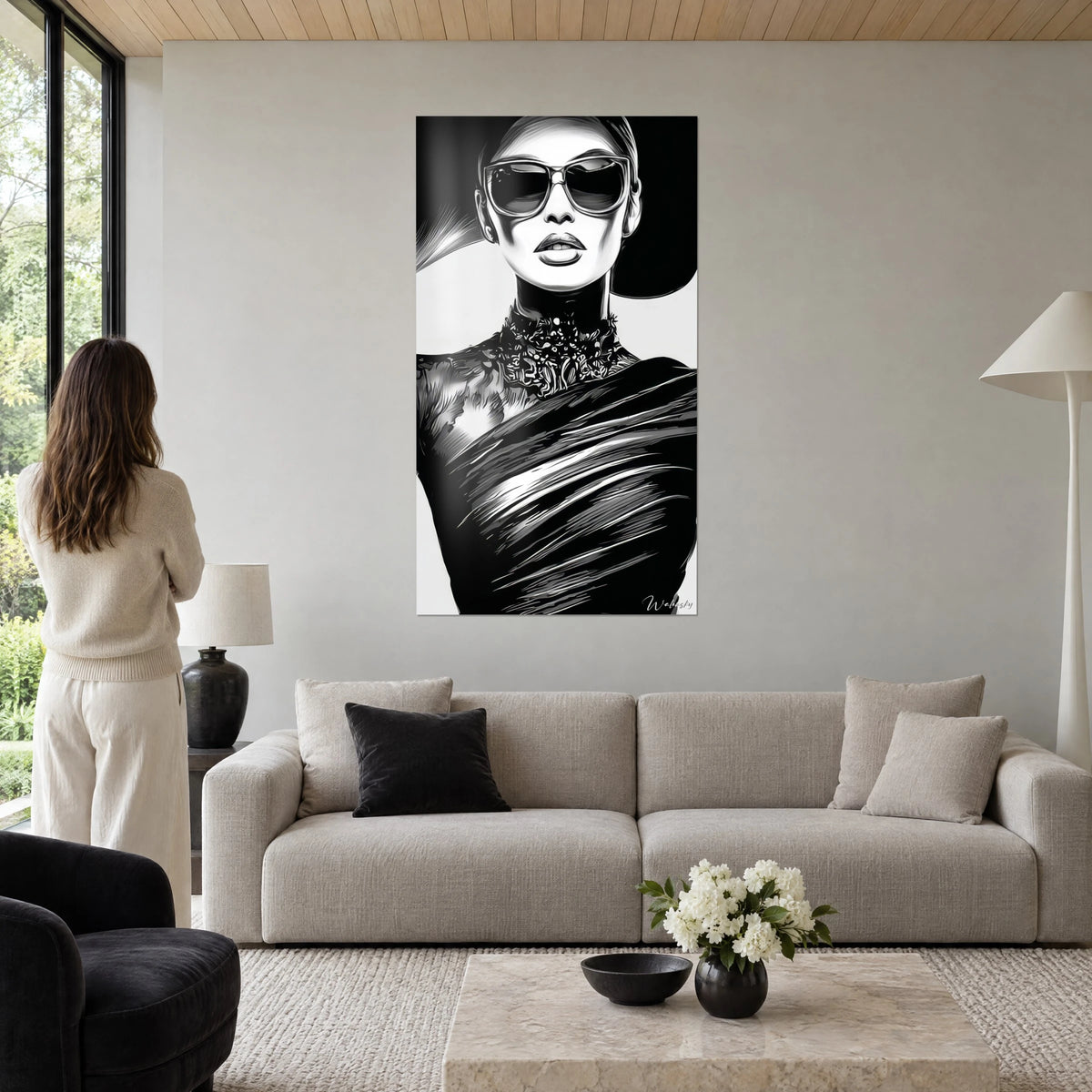 Cuadro de maniquí con gafas de sol y sombrero negro, cuello de encaje, drapeado de satén gris y negro, sobre un sofá en un salón luminoso