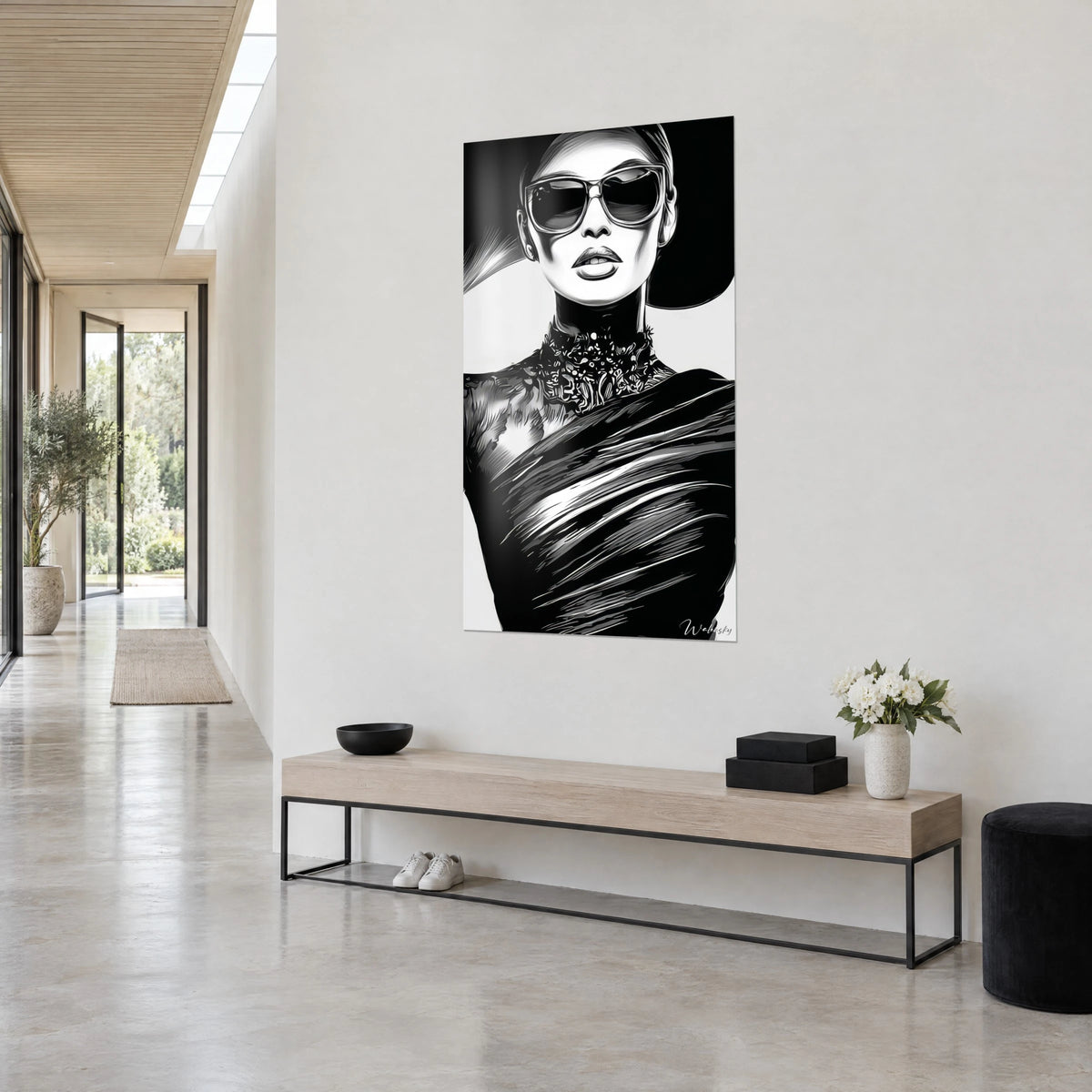 Cuadro de retrato de moda en blanco y negro, rostro de labios carnosos bajo grandes gafas de sol, drapeado con rayas, pasillo de una casa de arquitecto