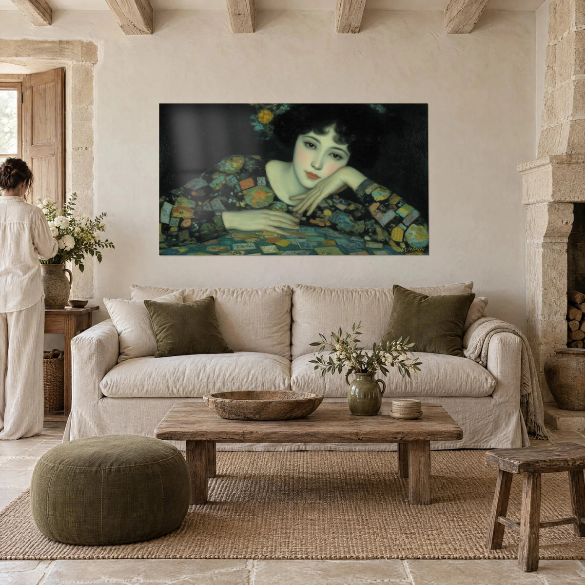 Quadro giovane donna sognante dai riccioli neri, kimono a mosaico oro e turchese, sopra un divano in un soggiorno luminoso