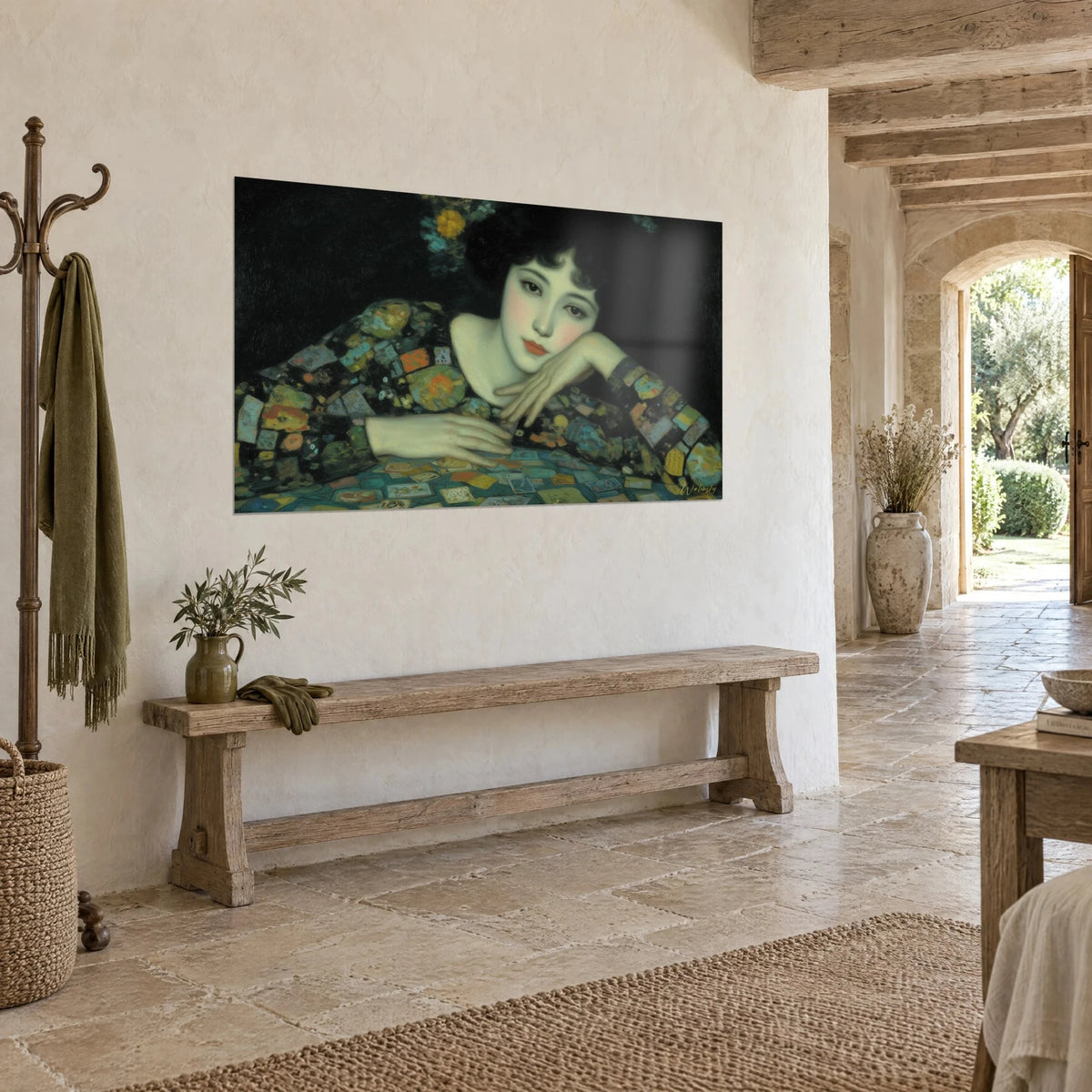 Quadro ritratto simbolista, volto pallido e labbra corallo, manica in patchwork blu e oro, vista di tre quarti, panca di legno