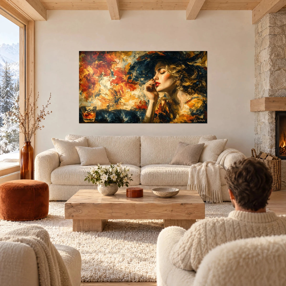 Tableau femme aux lèvres rouges, chapeau noir et coups de pinceau orange et ocre, au-dessus d'un canapé dans un salon lumineux