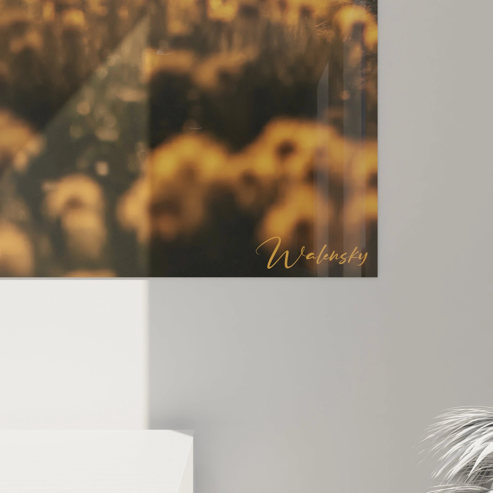 Walensky tableau femme liberté tableau mural photo floue de fleurs jaunes signée Walensky accrochée au mur