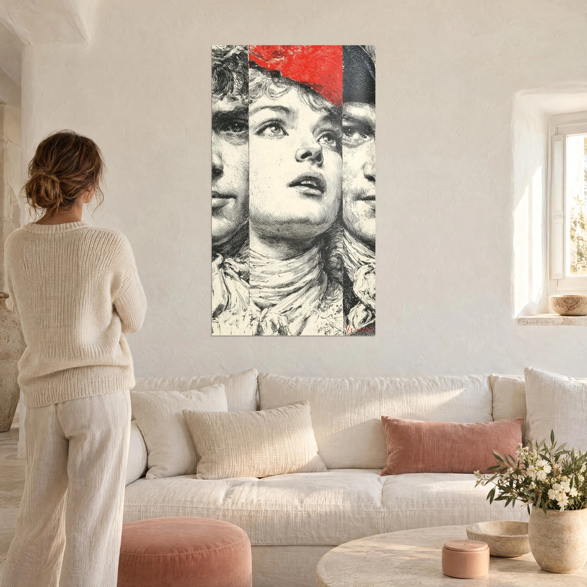 Cuadro retrato de mujer grabado a pluma, gorro frigio rojo intenso, fondo marfil, encima de un sofá en un salón luminoso